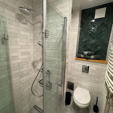 Nowolipie 16, Center